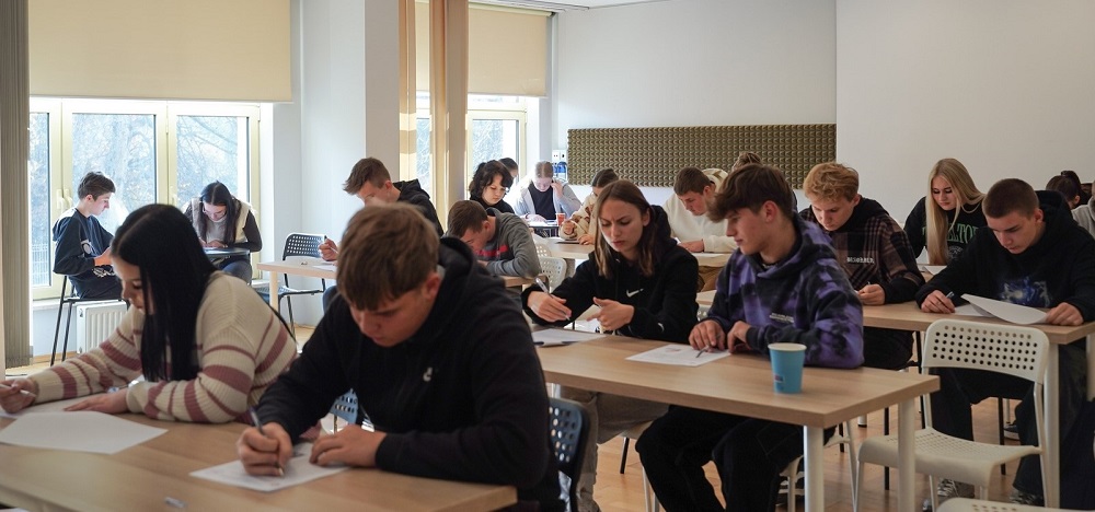 Fot.10 Uczestnicy zawodów podczas testu teoretycznego