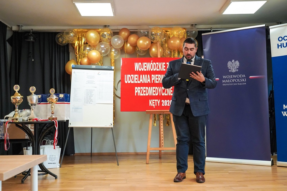 Fot. 3 Reprezentujący Wojewodę Małopolskiego Łukasz Plewniak podczas przemówienia