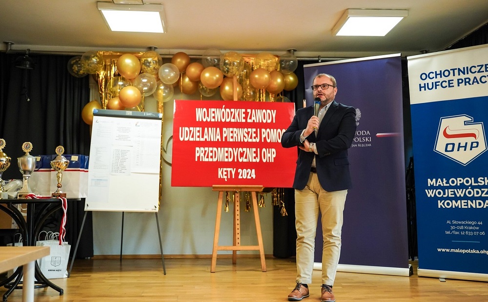 Fot. 4 Burmistrz Gminy Kęty Marcin Śliwa podczas przemówienia w trakcie zawodów