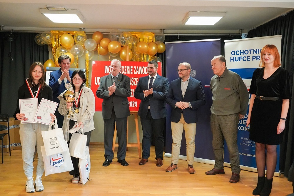 Fot. 8 Drużyna 6 1 OSiW Nowy Sącz na podium I miejsce