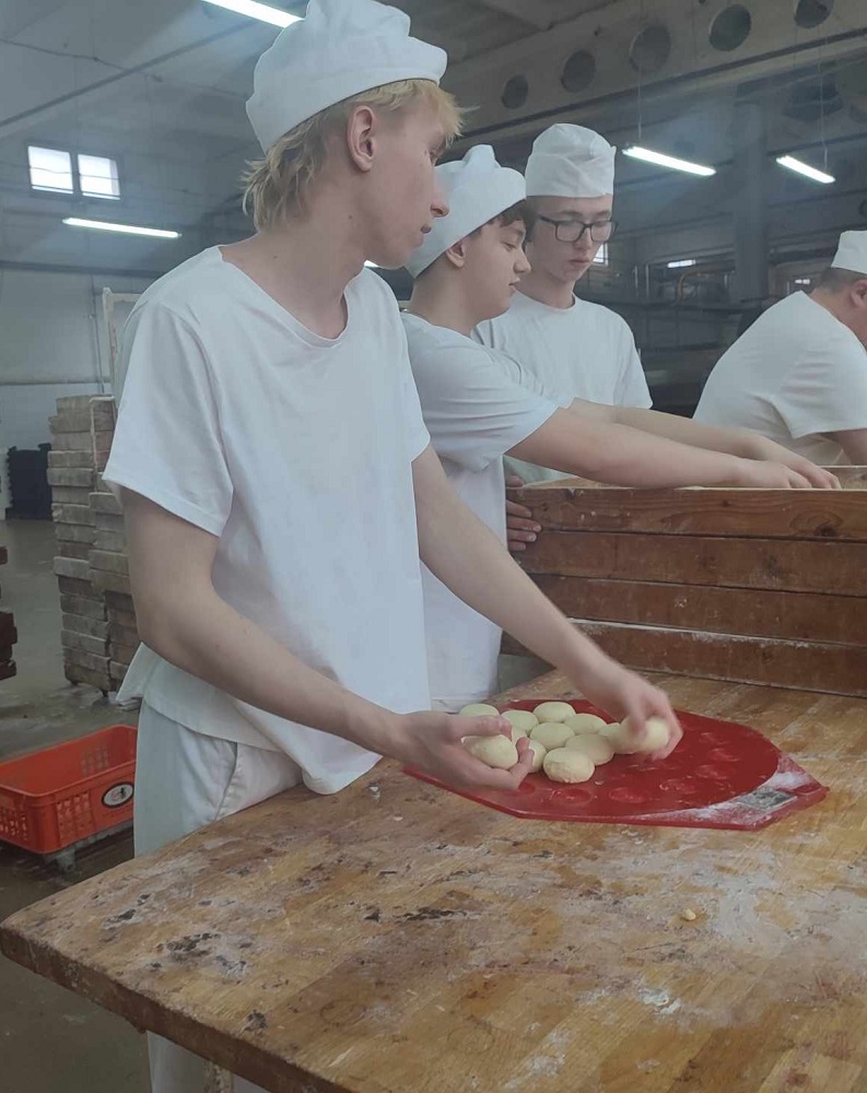 Fot. 3 Uczestnicy w trakcie przygotowania pączków