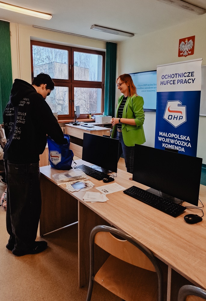 Fot. 2. Nagradzanie podczas quizu wiedzy 2