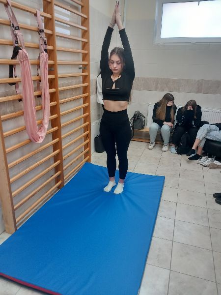 Uczestniczka w trakcie wykonywania asan 2
