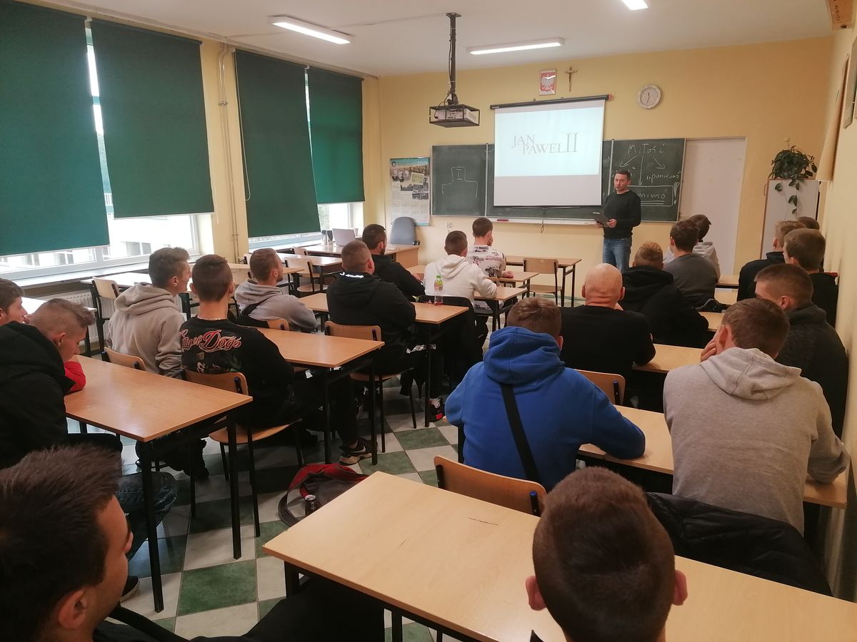 DZIEŃ PAPIESKI W 9 9 HUFIEC PRACY KROSNO 2
