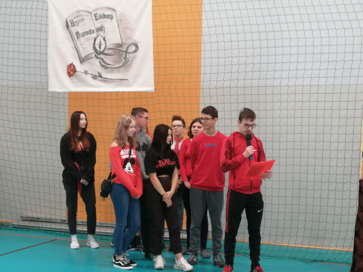 DZIEŃ EDUKACJI NARODOWEJ I OTRZĘSINY UCZESTNIKÓW PIERWSZEGO ROCZNIKA 9 10 HUFCA PRACY 2