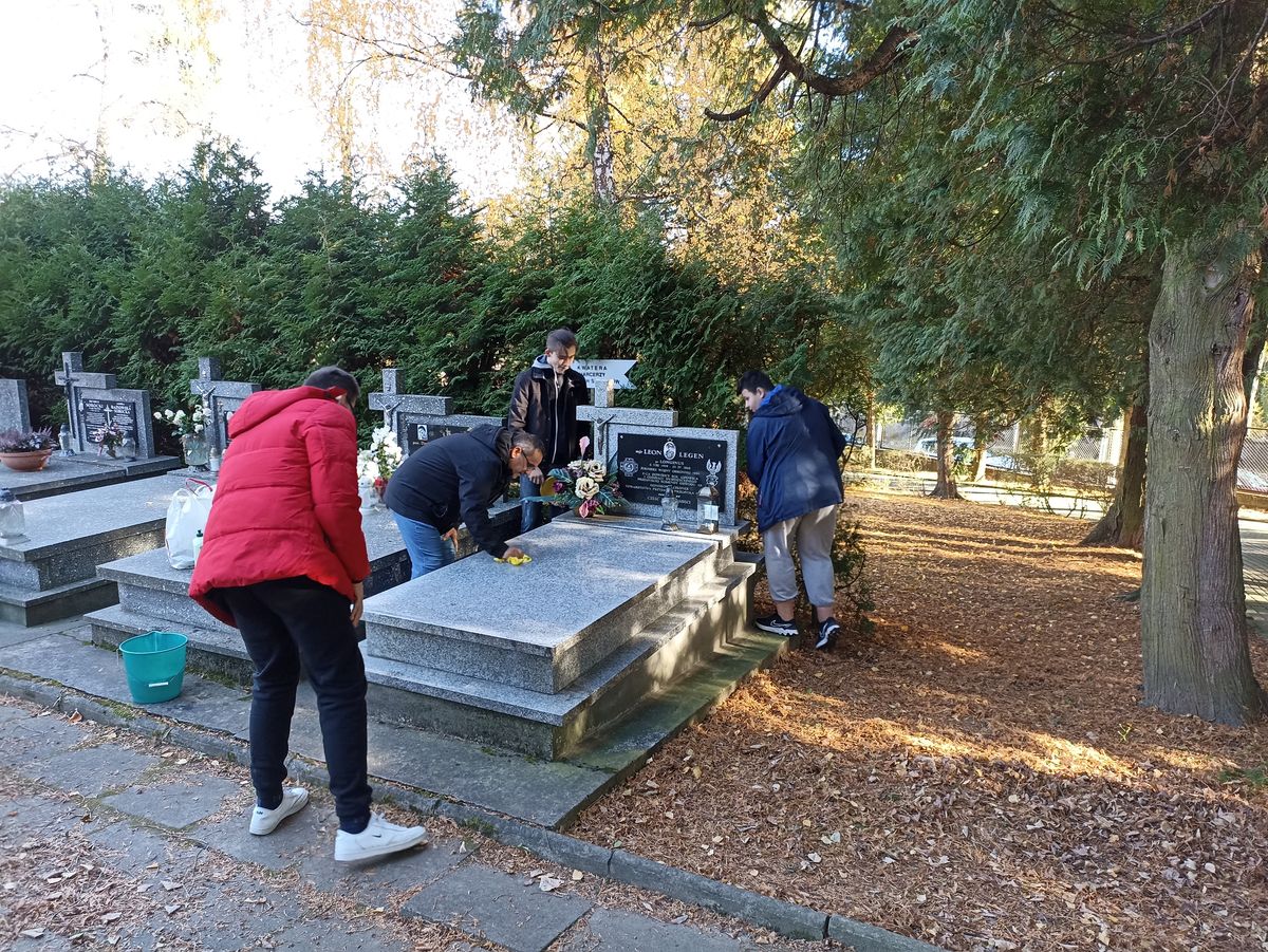 HISTORIA JEDNEGO PODARUNKU W PRZEMYSKIM HUFCU PRACY 1