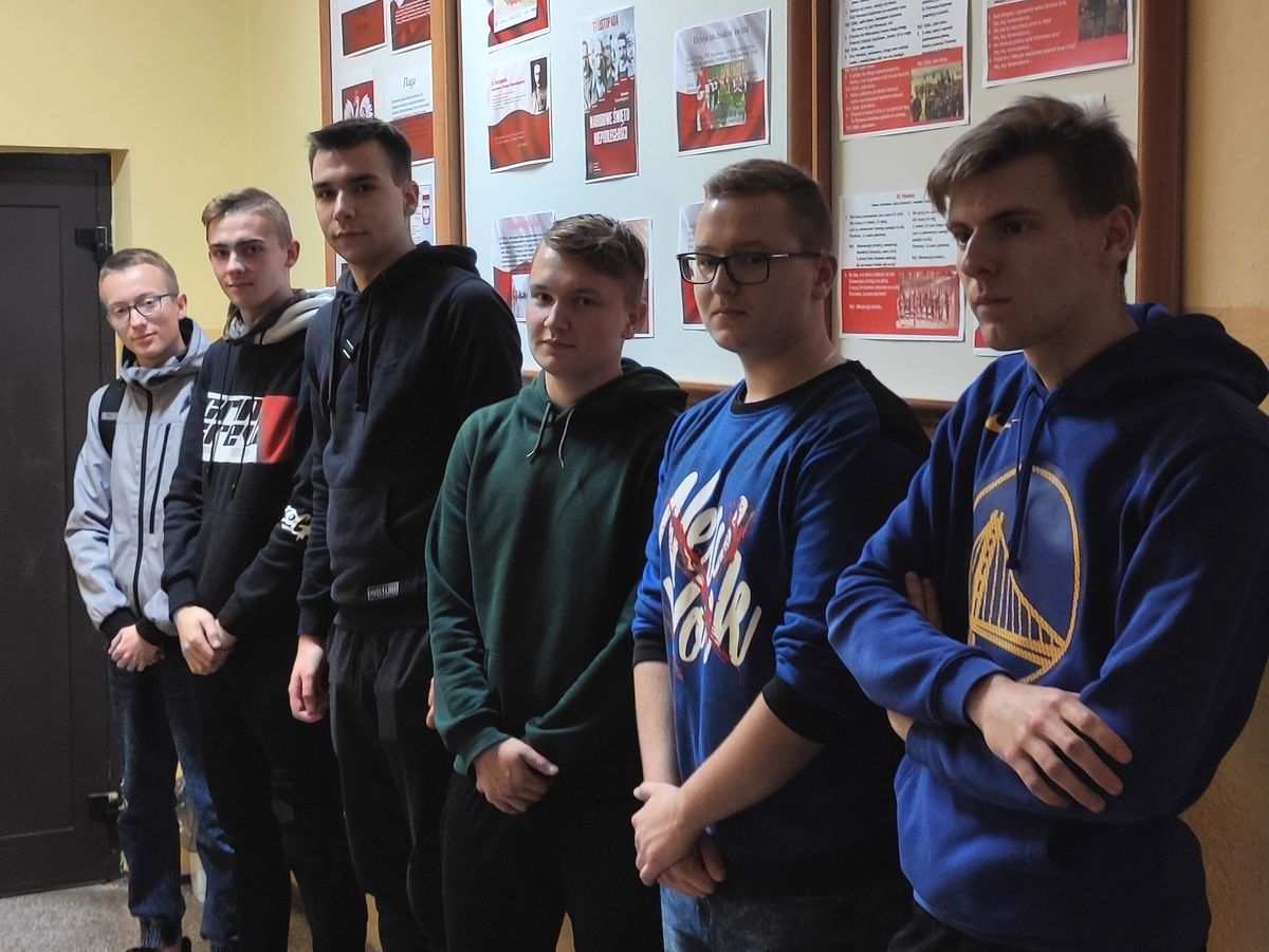 Fot. 2 UCZESTNICY 9 9 HUFCA PRACY KROSNO ODDALI HOŁD NIEPODLEGŁEJ