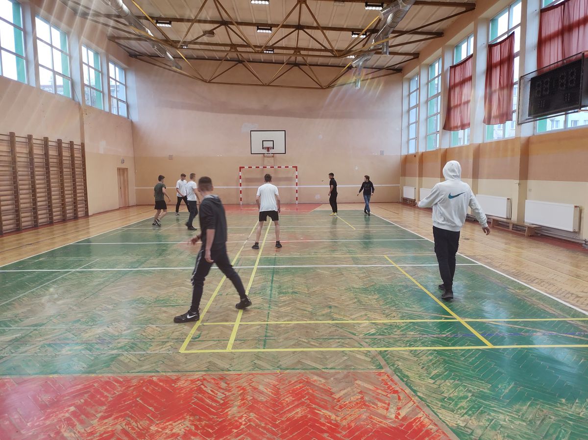 MECZ HALOWEJ PIŁKI NOŻNEJ UCZESTNIKÓW 9 8 HUFCA PRACY W SANOKU 1