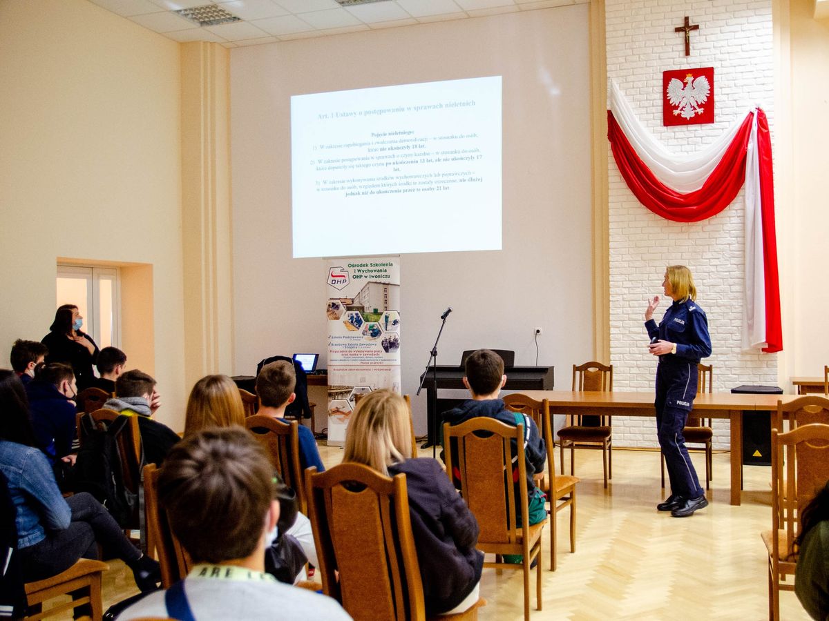 Zdj3.SPOTKANIE Z FUNKCJONARIUSZEM POLICJI W OŚRODKU SZKOLENIA I WYCHOWANIA W IWONICZU