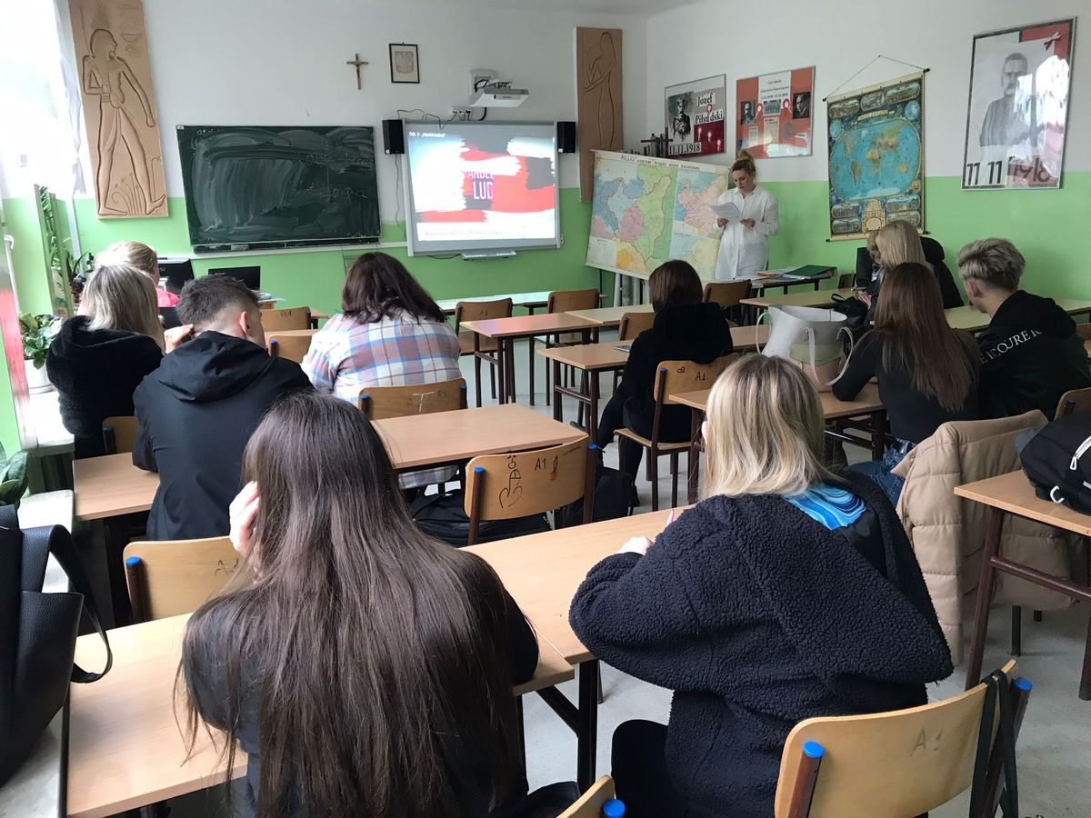 Z MŁODZIEŻĄ PRZEMYSKIEGO HUFCA O HANDLU LUDŹMI I NIE TYLKO 2
