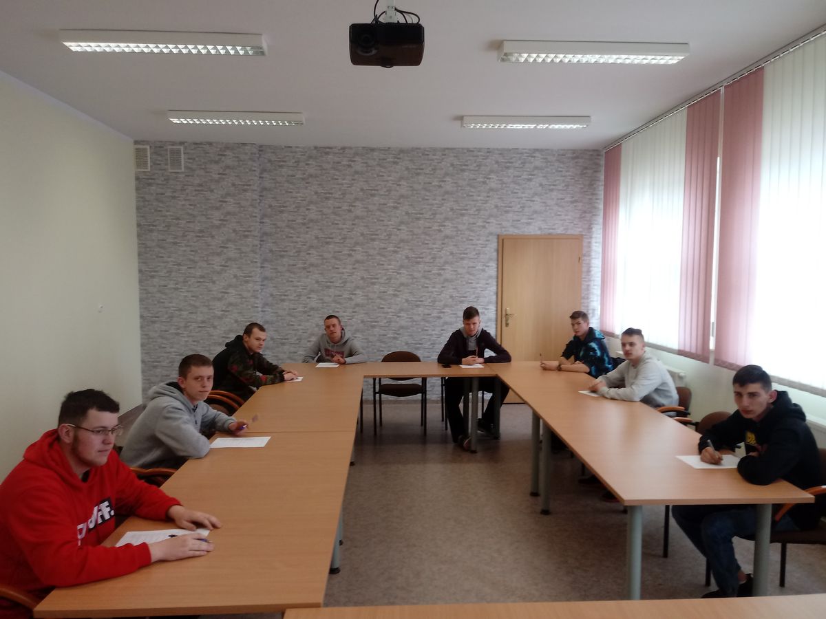 Zdj.2.Uczestnicy OSiW w Iwoniczu w hołdzie Papieżowi