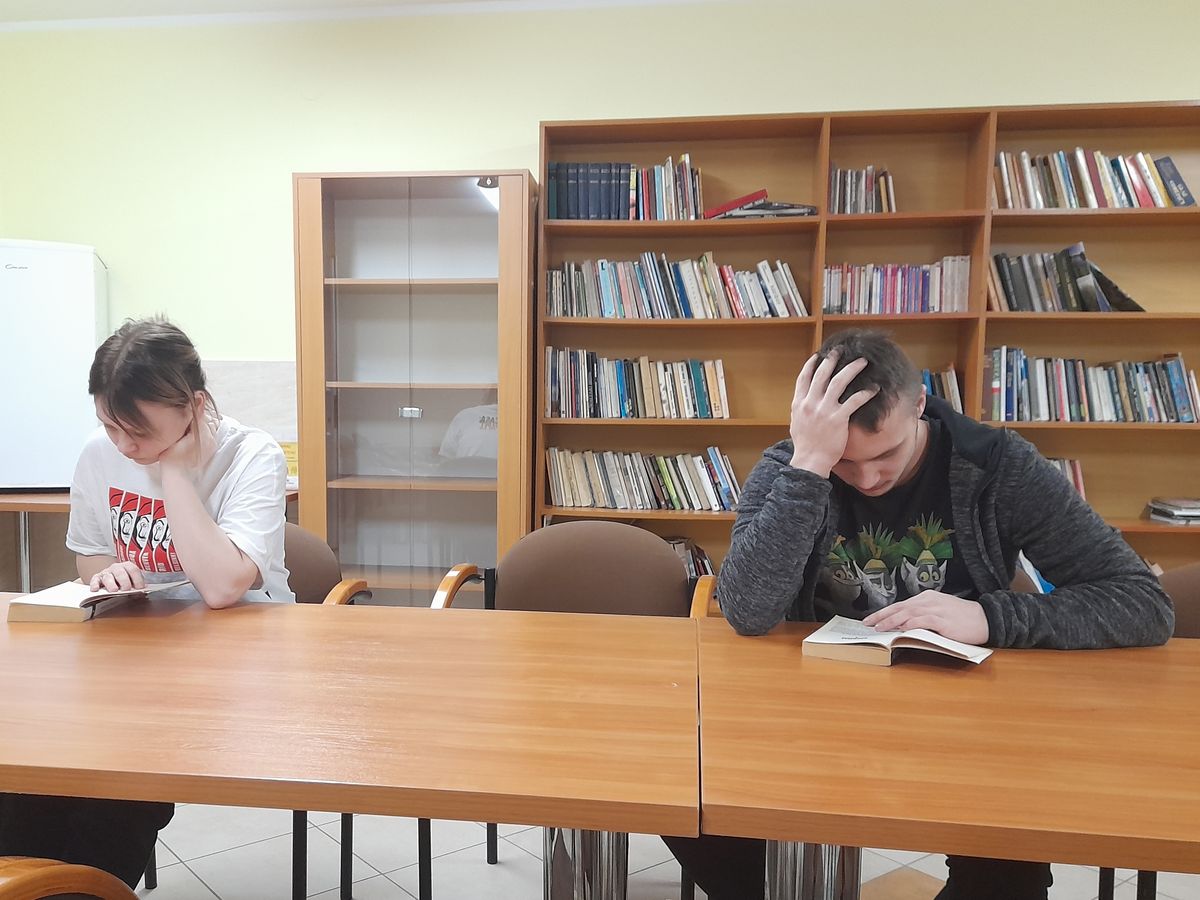 Zdj.2.CIEKAWA KSIĄŻKA TO DOBRY SPOSÓB NA RELAKS I ODPOCZYNEK ZAJĘCIA W OSIW W IWONICZU