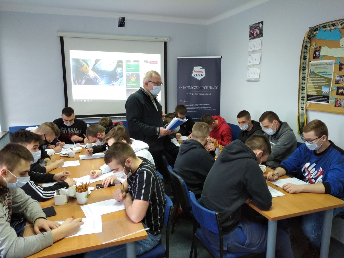 UCZESTNICY III ROCZNIKA 9 9 HUFIEC PRACY KROSNO MYŚLĄ O SWOJEJ PRZYSZŁOŚCI 3