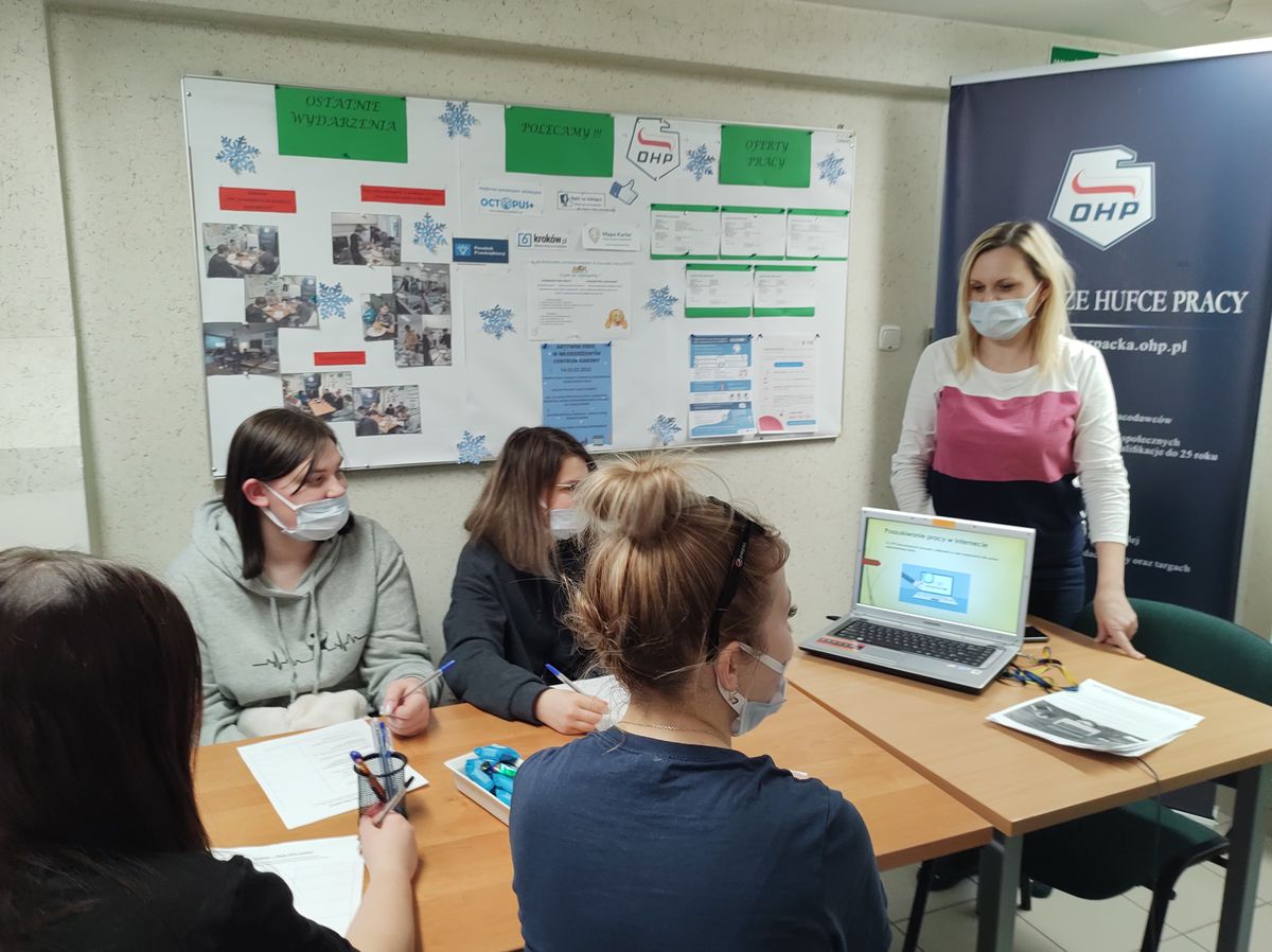  POSTAW NA ROZWÓJ CZYLI FERIE W MŁODZIEŻOWYM CENTRUM KARIERY W STALOWEJ WOLI 2