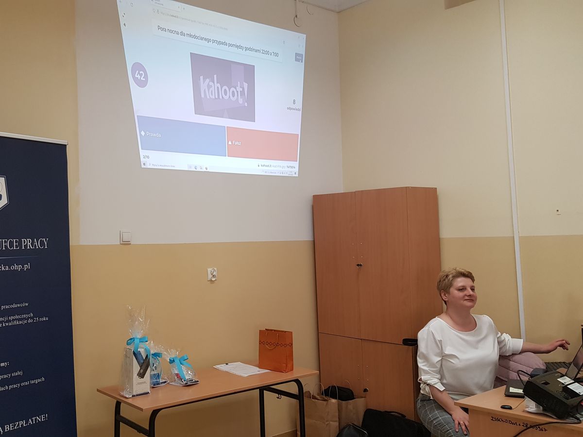 JAROSŁAWSKA MŁODZIEŻ KORZYSTA Z NOWOCZESNYCH TECHNOLOGII 1