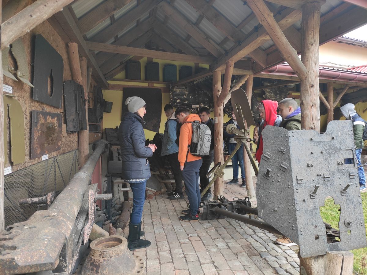 Fot. 3 LEKCJA HISTORII W 9 9 HUFIEC PRACY KROSNO