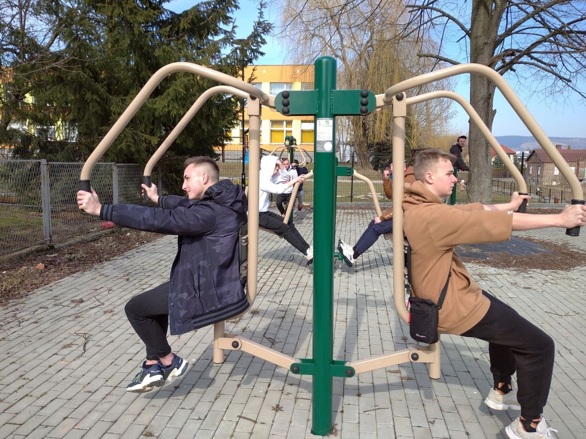 AKTYWNOŚĆ SPORTOWO REKREACYJNA UCZESTNIKÓW 9 9 HUFCA PRACY KROSNO 2 1