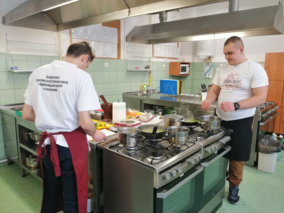 Fot. 3 SPRAWNI W ZAWODZIE KUCHARZ W JAROSŁAWSKIM HUFCU PRACY 