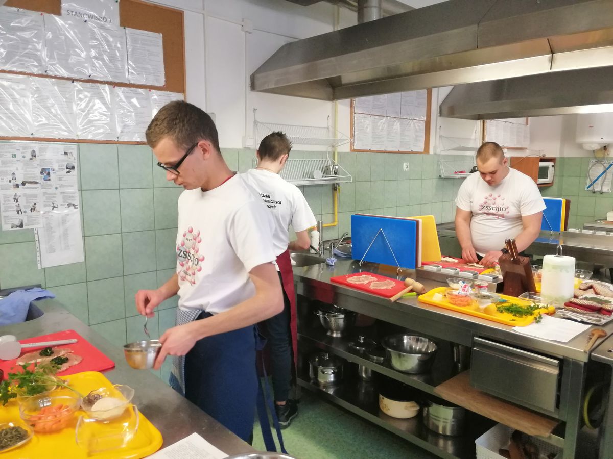 Fot. 4 SPRAWNI W ZAWODZIE KUCHARZ W JAROSŁAWSKIM HUFCU PRACY 