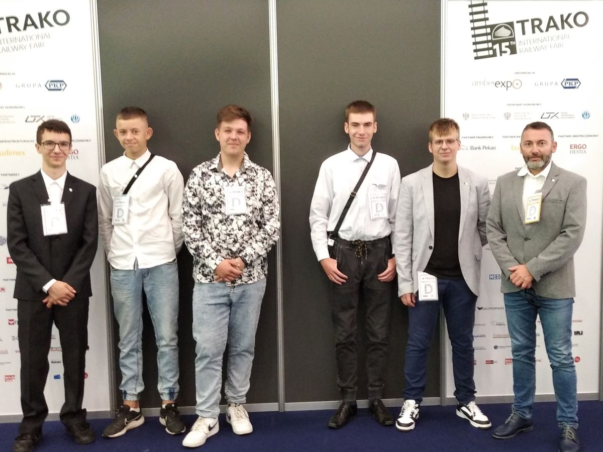 UCZESTNICY 9 9 HUFCA PRACY NA TARGACH TRAKO W GDYNI 5