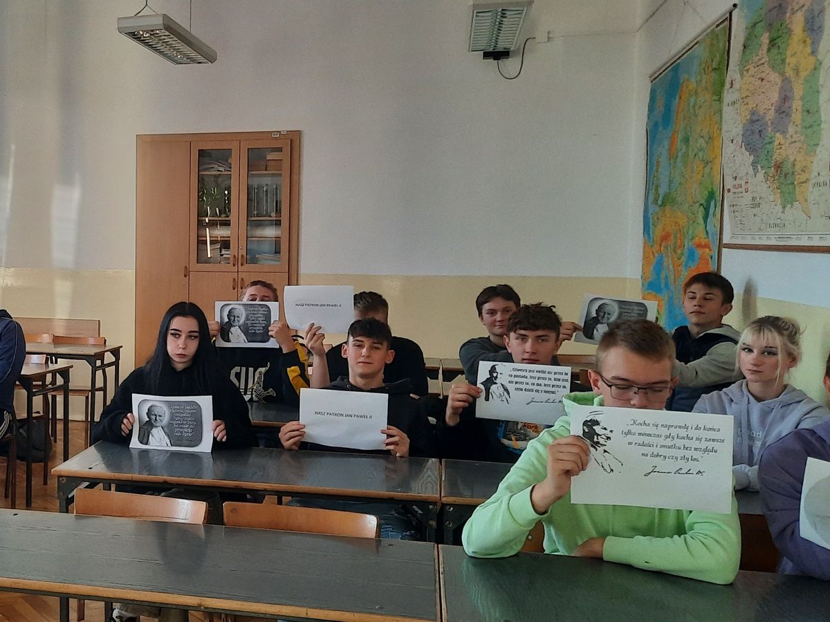 W HOŁDZIE PAPIEŻOWI JANOWI PAWŁOWI II 9 10 HUFIEC PRACY W KROŚNIE 2