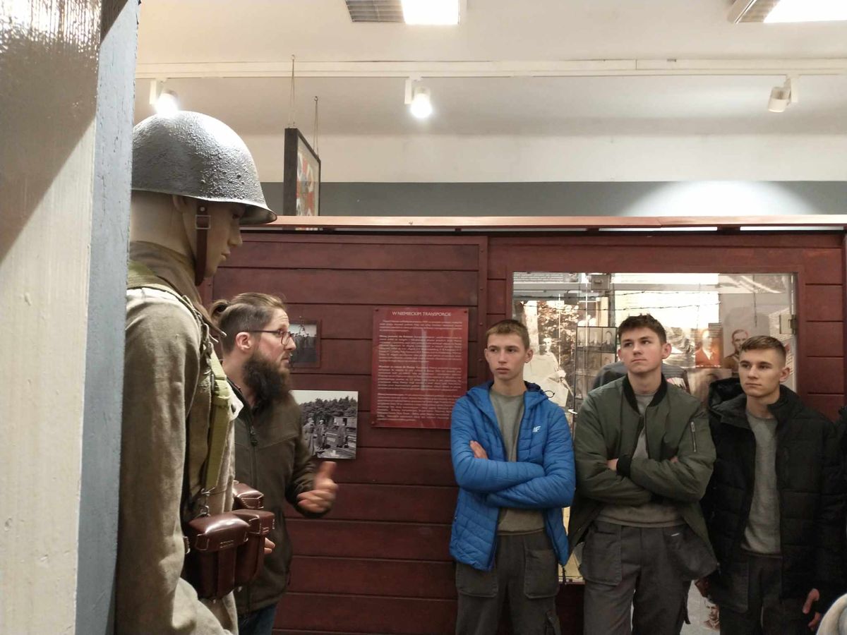 Młodzież dębickiego Hufca Pracy w Muzeum Regionalnym 3