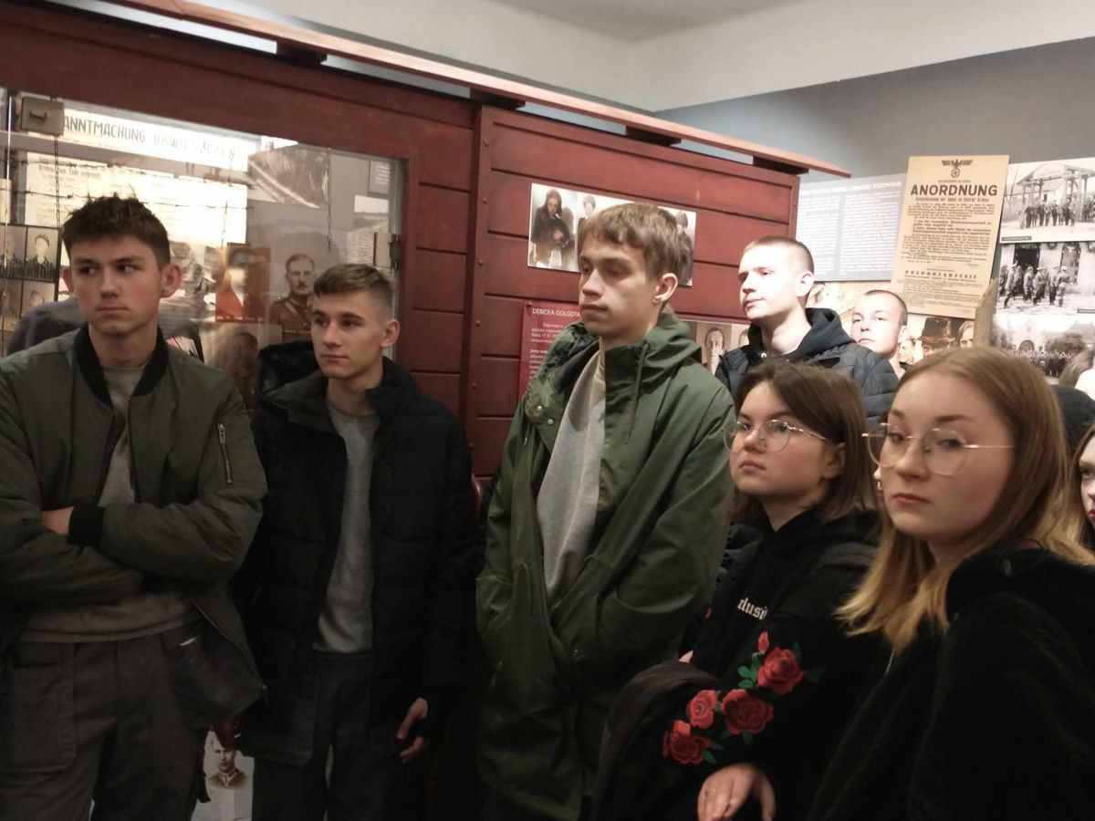 Młodzież dębickiego Hufca Pracy w Muzeum Regionalnym 5