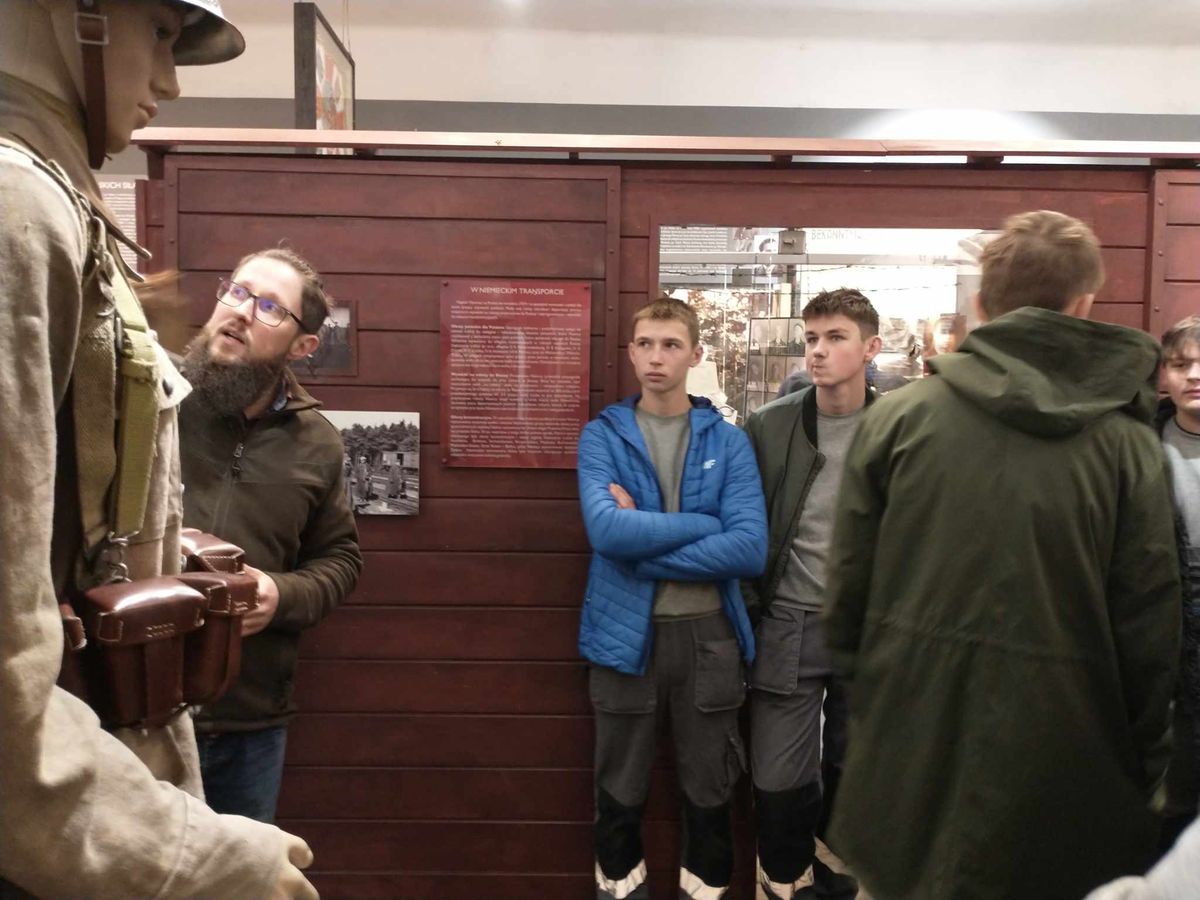 Młodzież dębickiego Hufca Pracy w Muzeum Regionalnym 7
