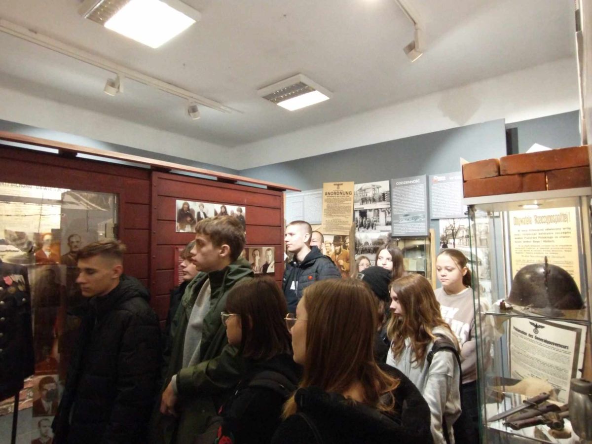 Młodzież dębickiego Hufca Pracy w Muzeum Regionalnym 9