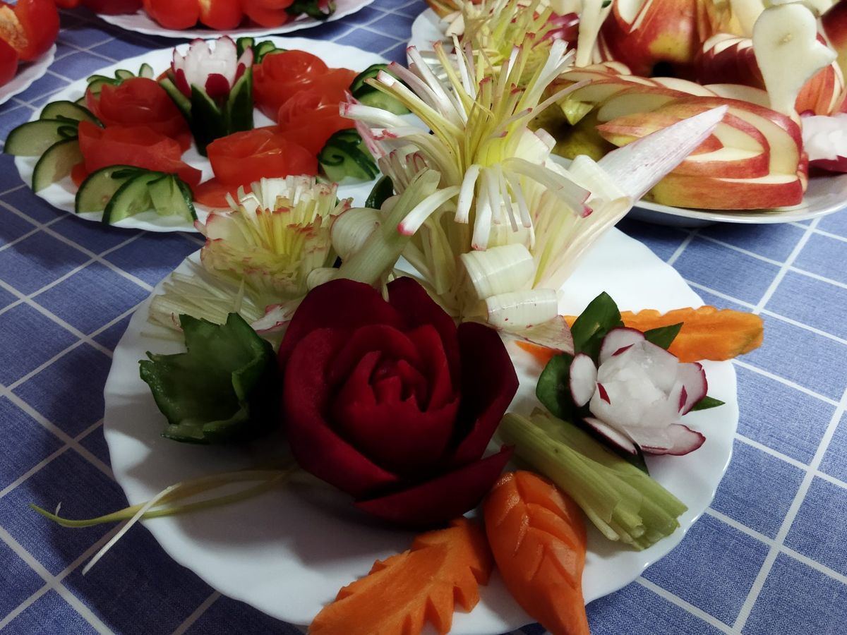 CARVING TWORZENIE DEKORACJI Z OWOCÓW I WARZYW W PRZEMYSKIM 9 13 HP4