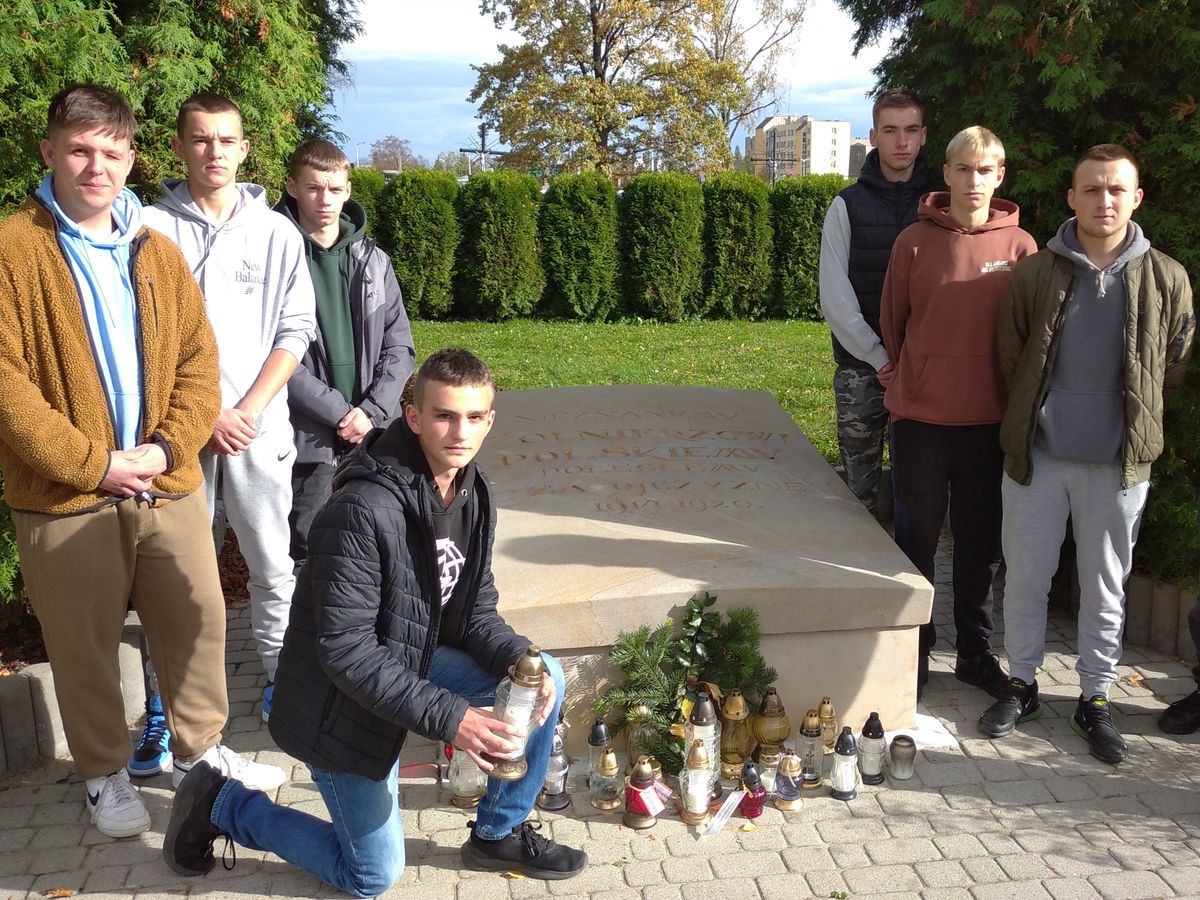 UCZESTNICY 9 9 HUFIEC PRACY NA GROBACH ŻOŁNIERZY 2