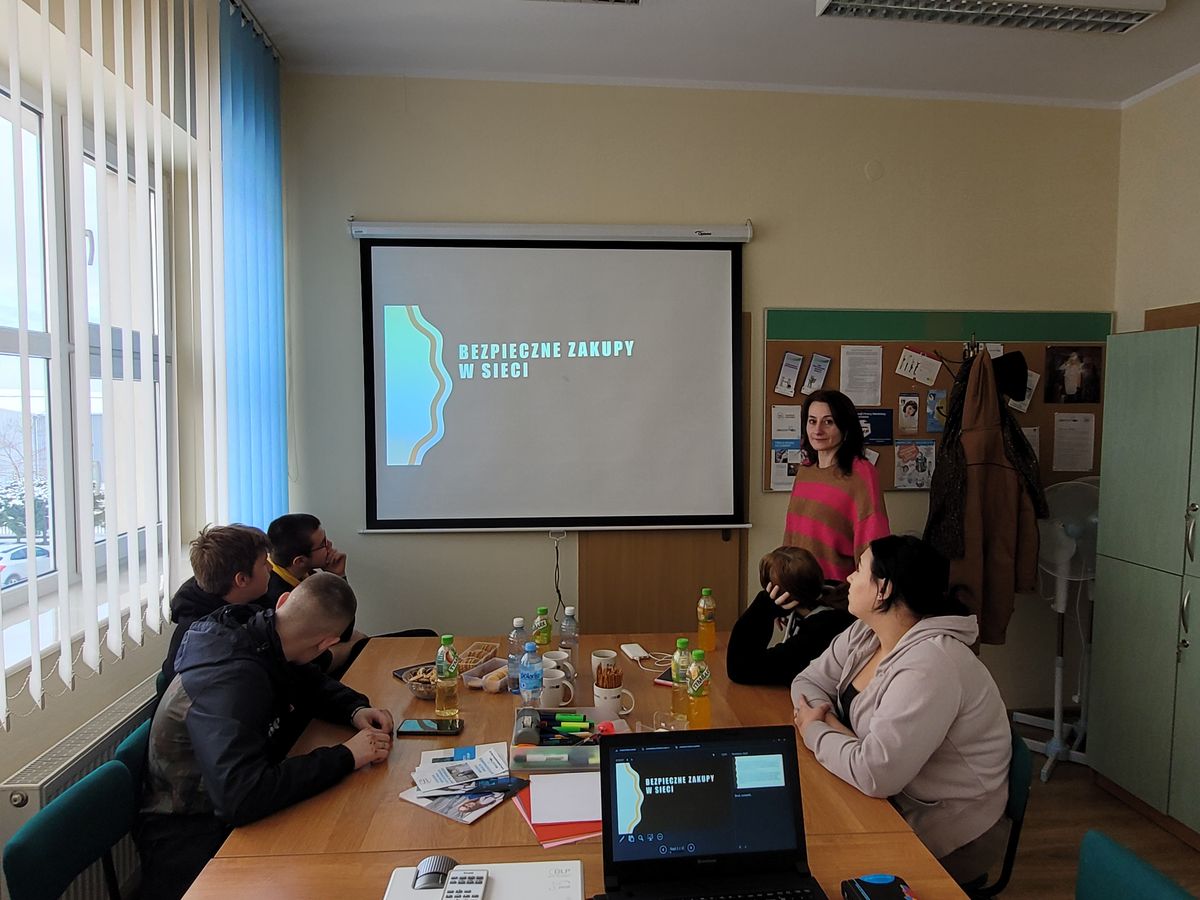 JESTEŚMY SPOŁECZEŃSTWEM CYFROWYM KOMPETENCJE INFORMATYCZNE W MŁODZIEŻOWYM CENTRUM KARIERY W IWONICZU 2