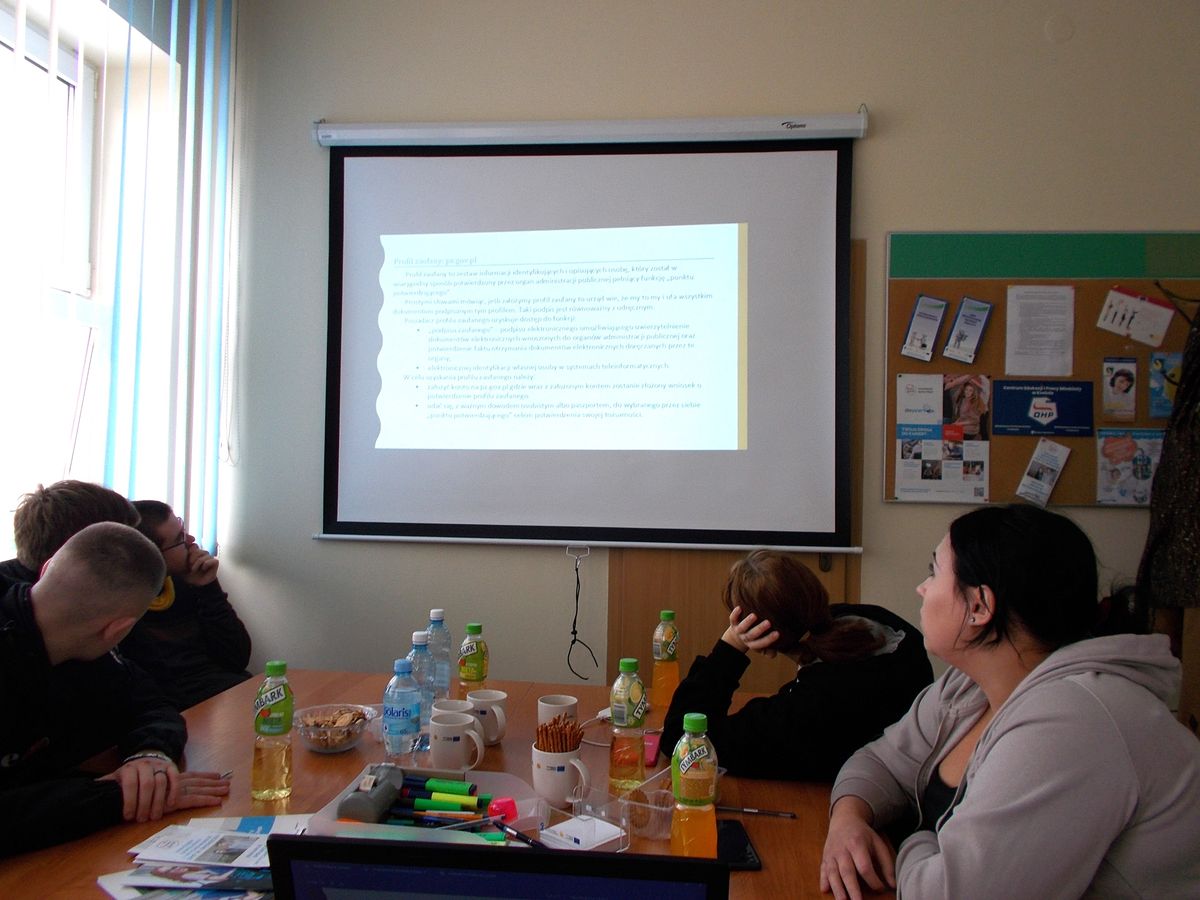 JESTEŚMY SPOŁECZEŃSTWEM CYFROWYM KOMPETENCJE INFORMATYCZNE W MŁODZIEŻOWYM CENTRUM KARIERY W IWONICZU 3