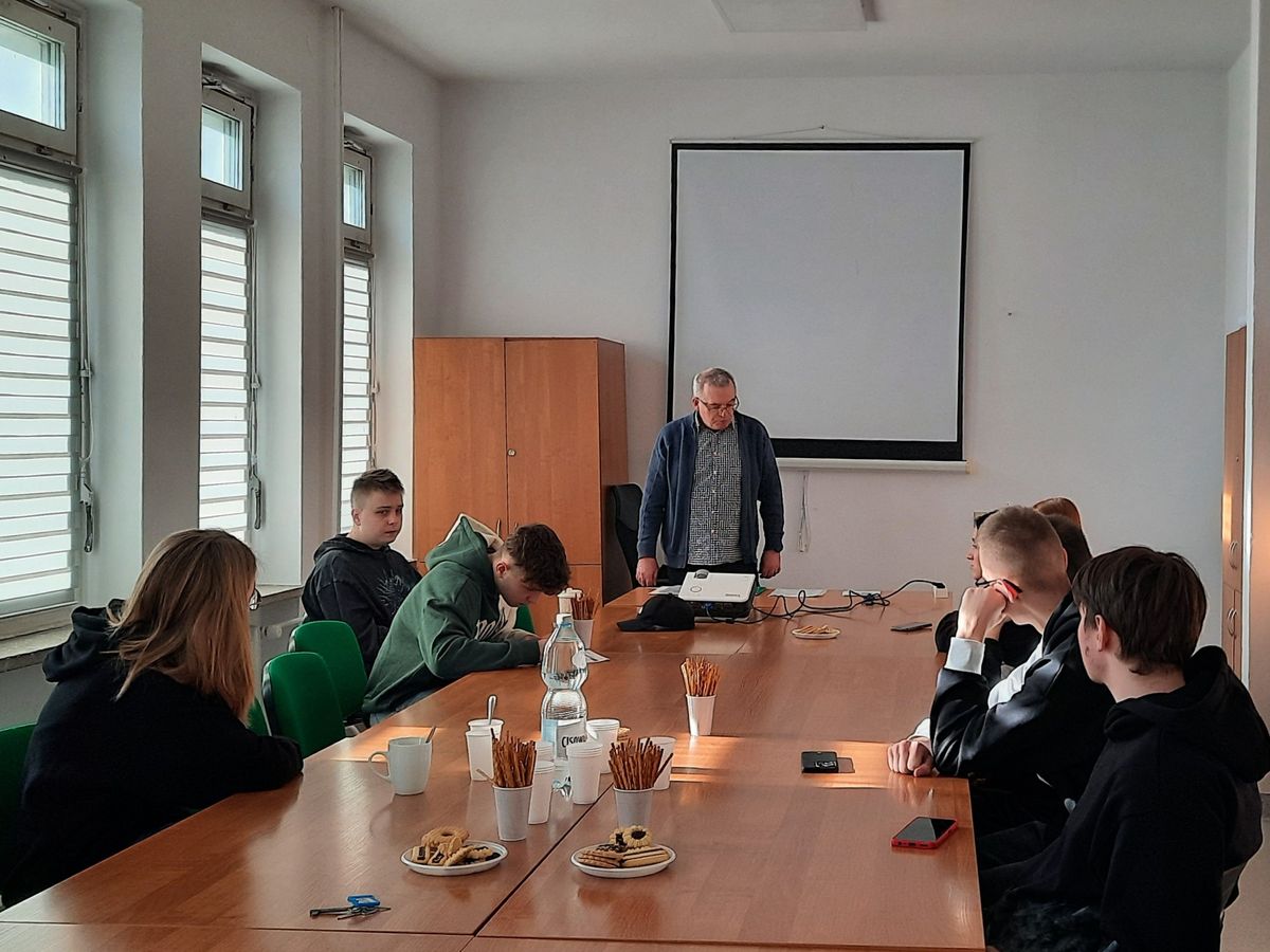 PIERWSZY TYDZIEŃ FERII W 9 10 HUFCU PRACY ROZPOCZĘTY 2