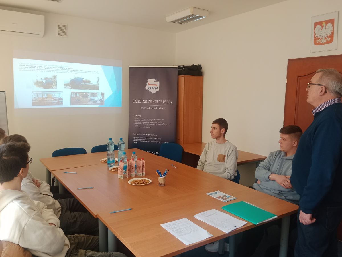 WIRTUALNY ŚWIAT ZAWODÓW W OKULARACH VR FERIE W CEIPM W KROŚNIE 1