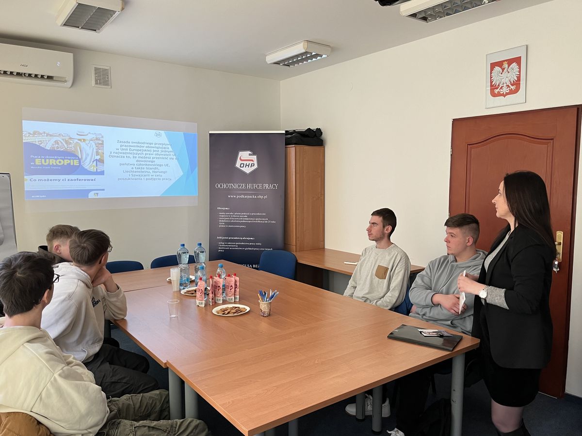 WIRTUALNY ŚWIAT ZAWODÓW W OKULARACH VR FERIE W CEIPM W KROŚNIE 2