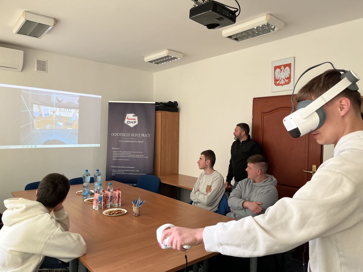 WIRTUALNY ŚWIAT ZAWODÓW W OKULARACH VR FERIE W CEIPM W KROŚNIE 3