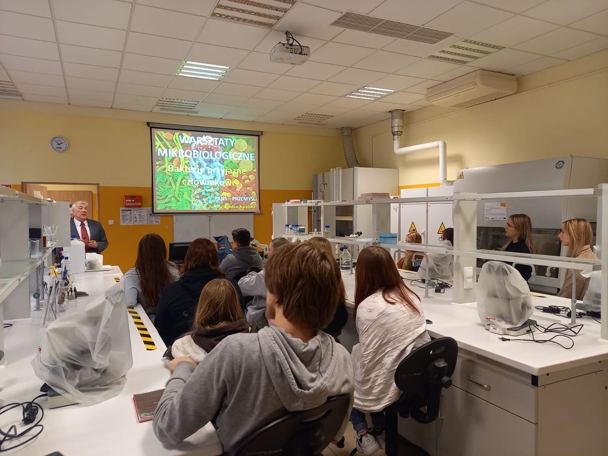 ABSOLWENCI 9 13 HP NA DNIU WARSZTATÓW I WYKŁADÓW OTWARTYCH W PANS W PRZEMYŚLU 3 