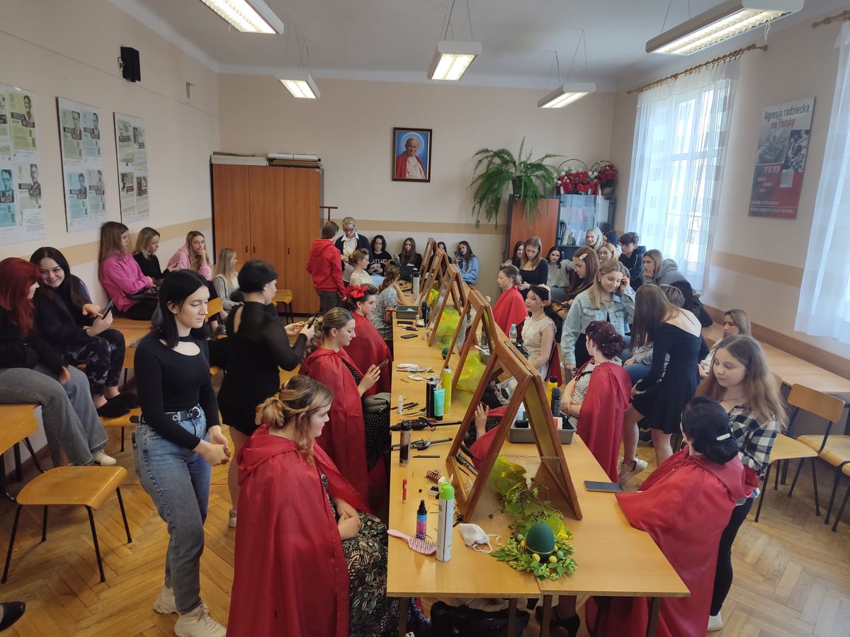 WIOSENNE METAMORFOZY 2024 FRYZURA W STYLU RETRO 1
