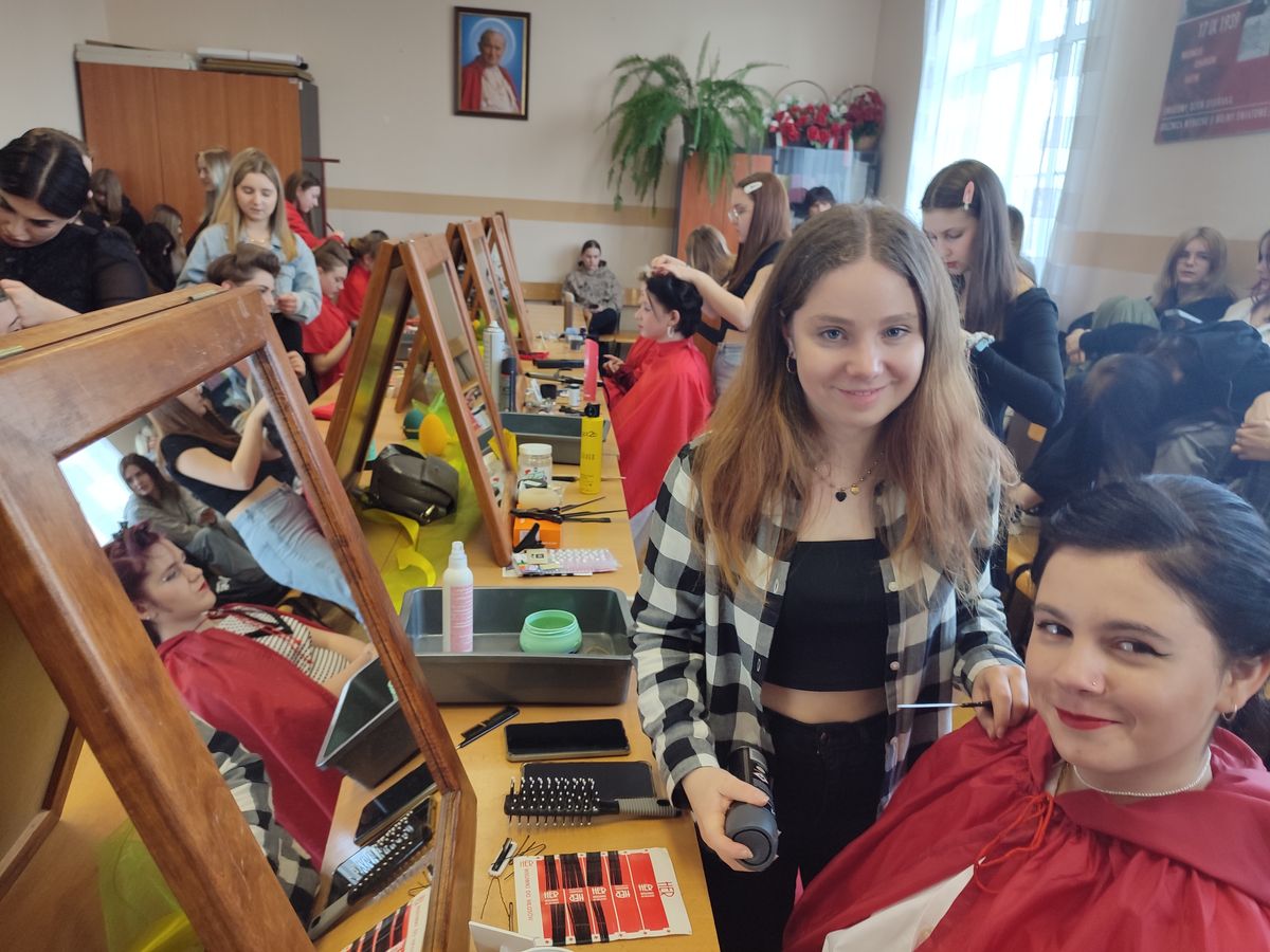 WIOSENNE METAMORFOZY 2024 FRYZURA W STYLU RETRO 2