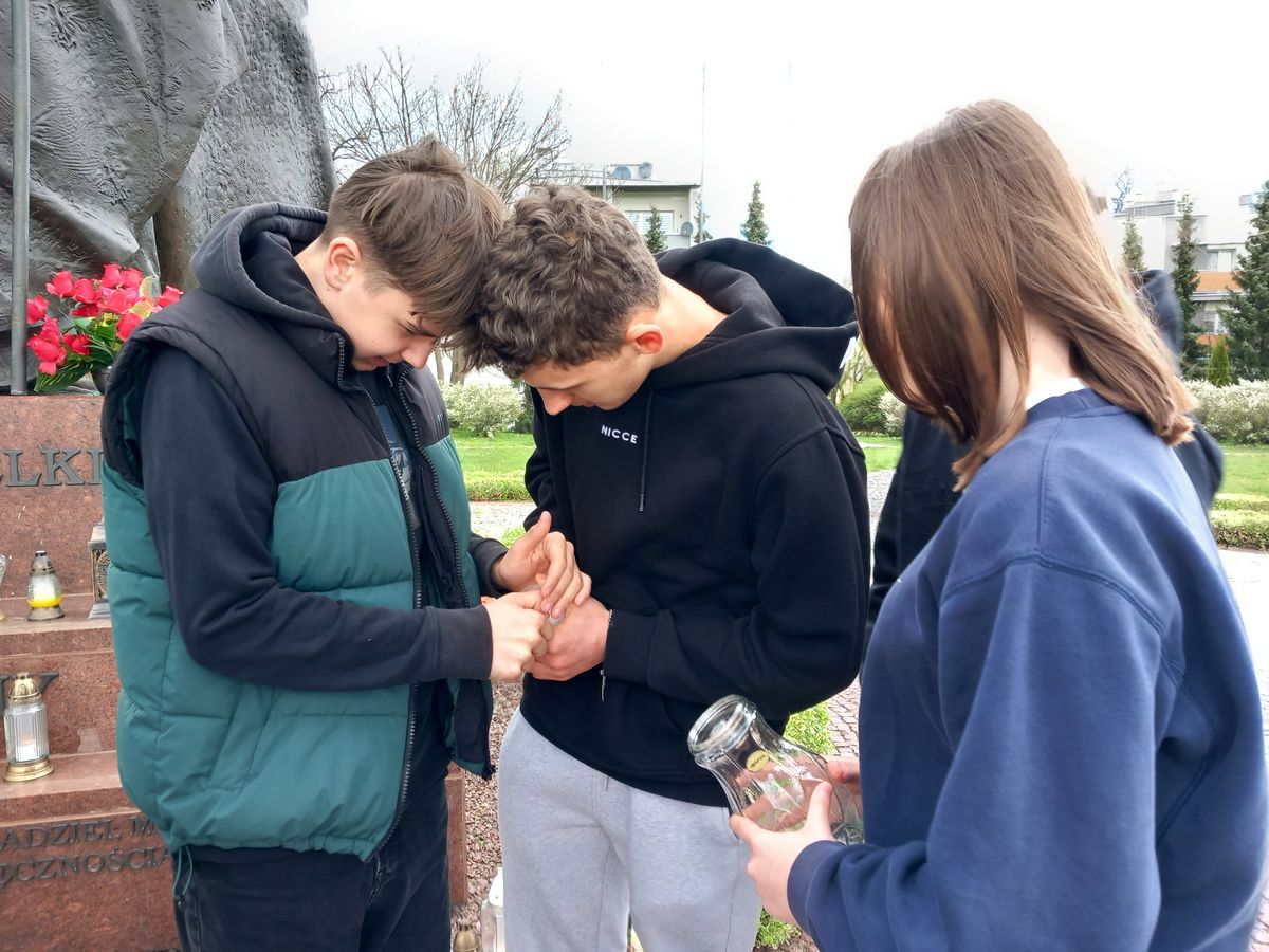DĘBICKA MŁODZIEZ PAMIĘTA O WIELKIM PAPIEŻU 1