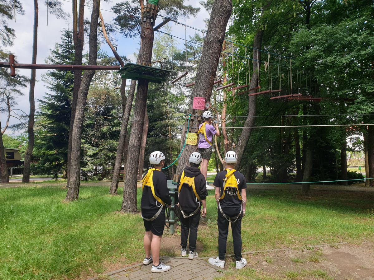 DZIEŃ DZIECKA NA SPORTOWO POKONYWANIE TORU PRZESZKÓD W PARKU LINOWYM 2