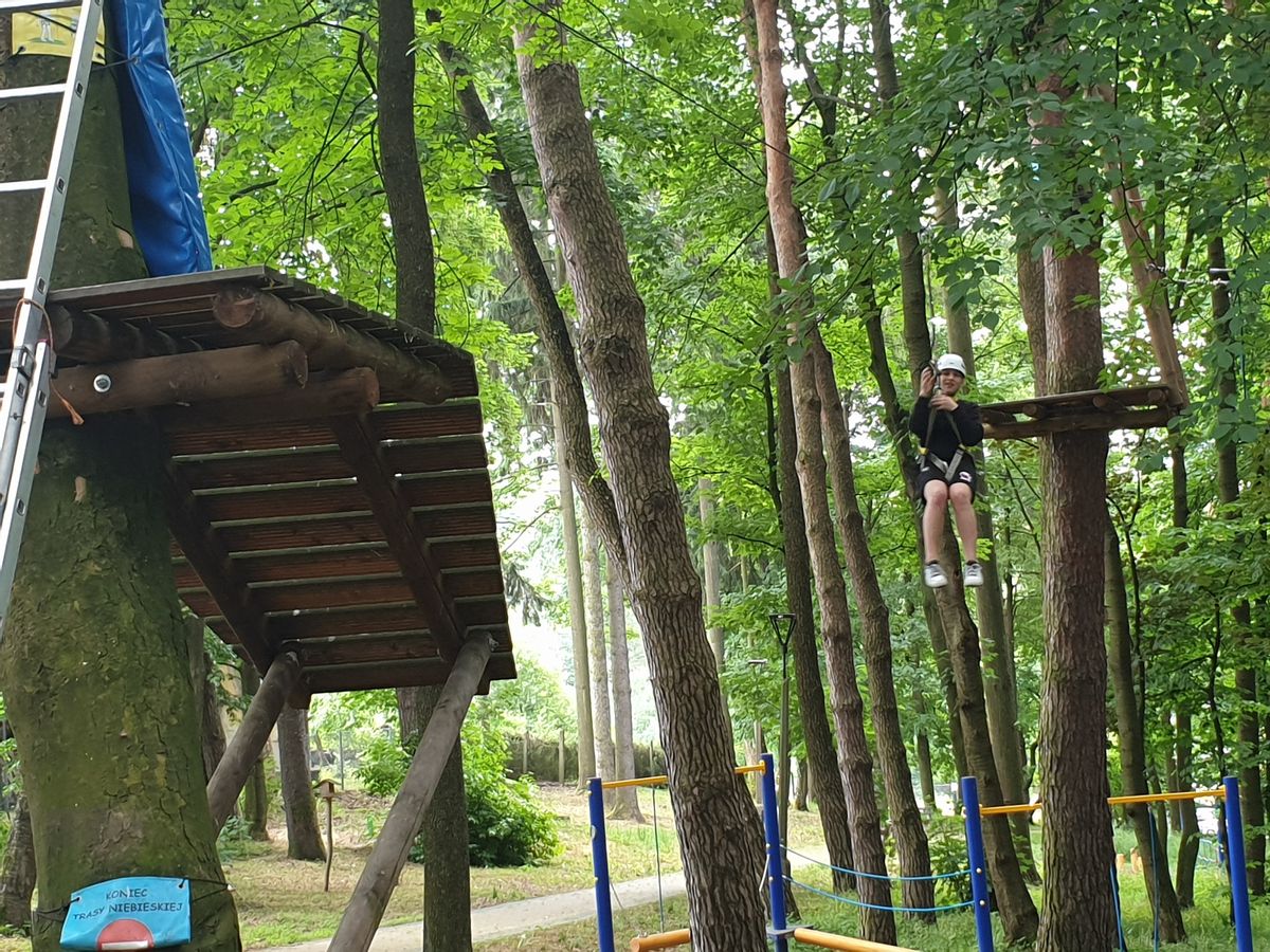 DZIEŃ DZIECKA NA SPORTOWO POKONYWANIE TORU PRZESZKÓD W PARKU LINOWYM 7