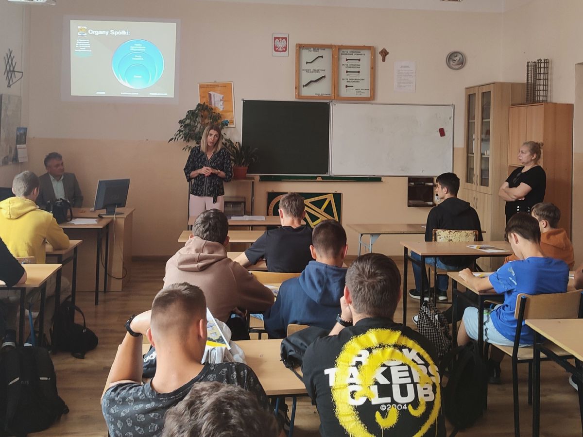 MŁODZIEŻ 9 10 NA SPOTKANIU Z KROŚNIEŃSKIM PRACODAWCĄ PRID 2