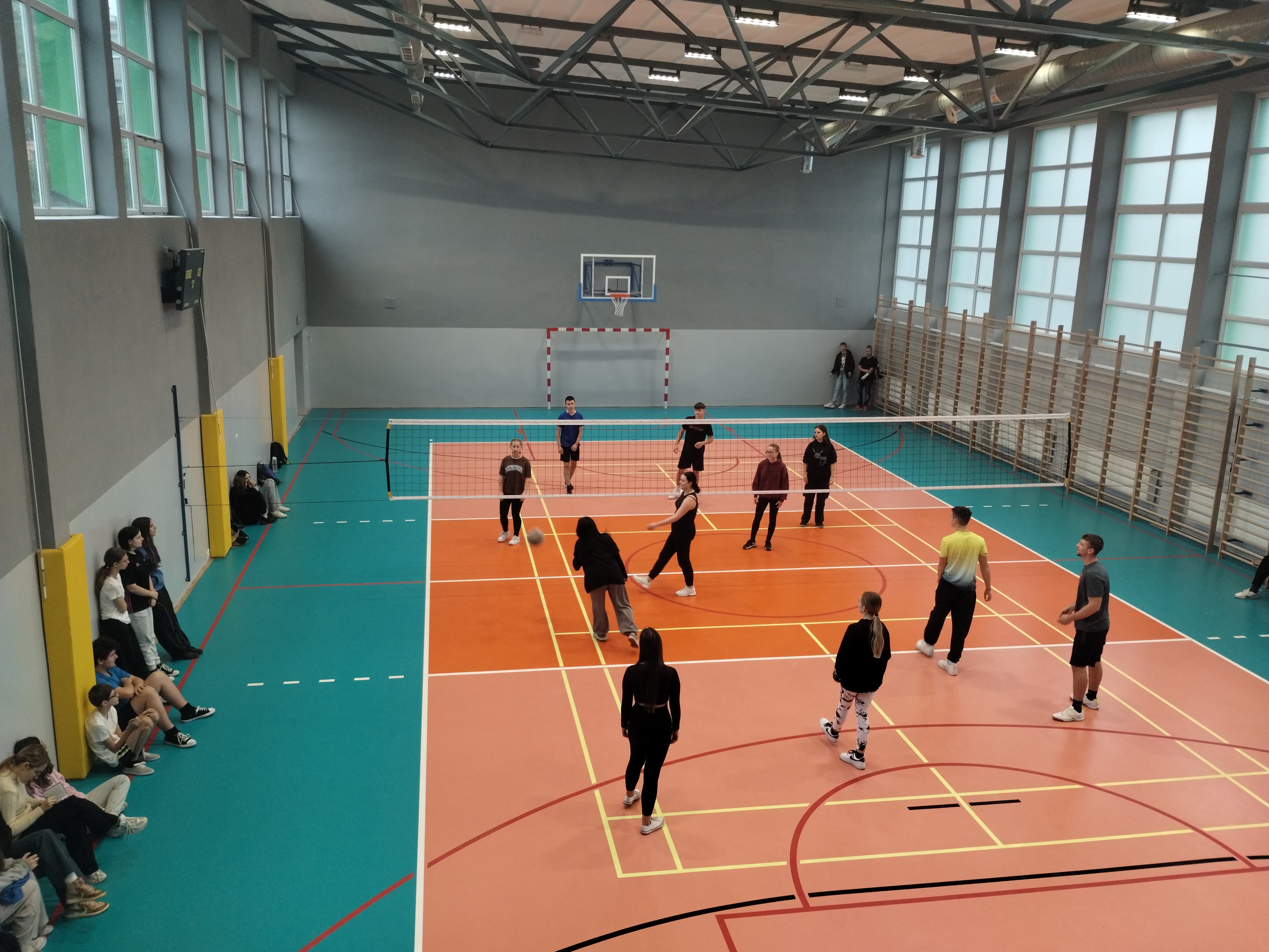INTEGRACYJNE ZAJĘCIA SPORTOWE UCZESTNIKÓW PIERWSZYCH KLAS W 9 8 HUFCU PRACY W SANOKU 2