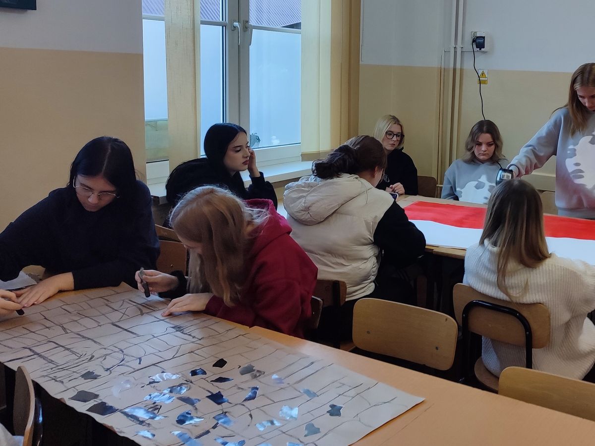 FOT. 3 DUMNI Z POWSTAŃCÓW WIRTUALNA KARTKA DLA BOHATERÓW
