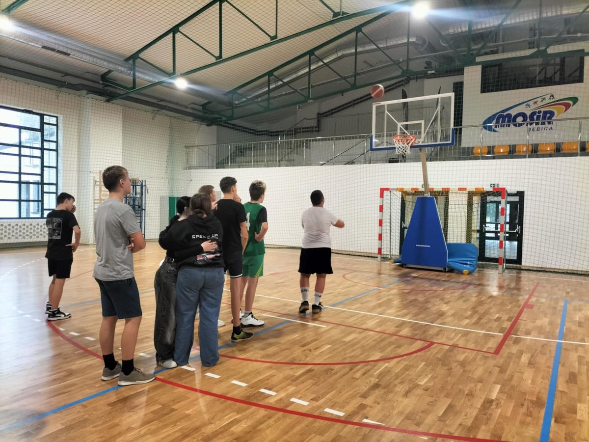 SPORTOWA INTEGRACJA MŁODZIEŻY W DĘBICY 4