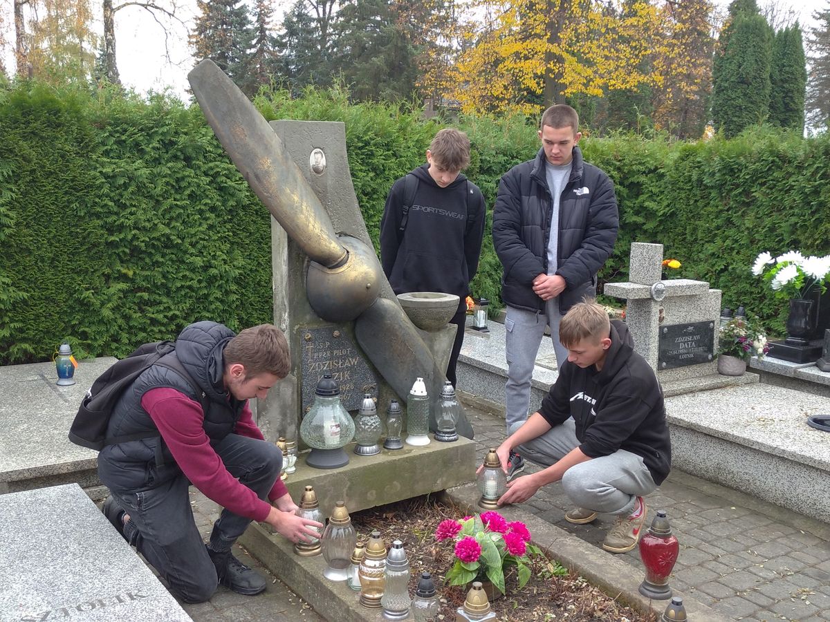 UCZESTNICY 9 9 HUFCA PRACY ODDALI HOŁD BOHATEROM 2