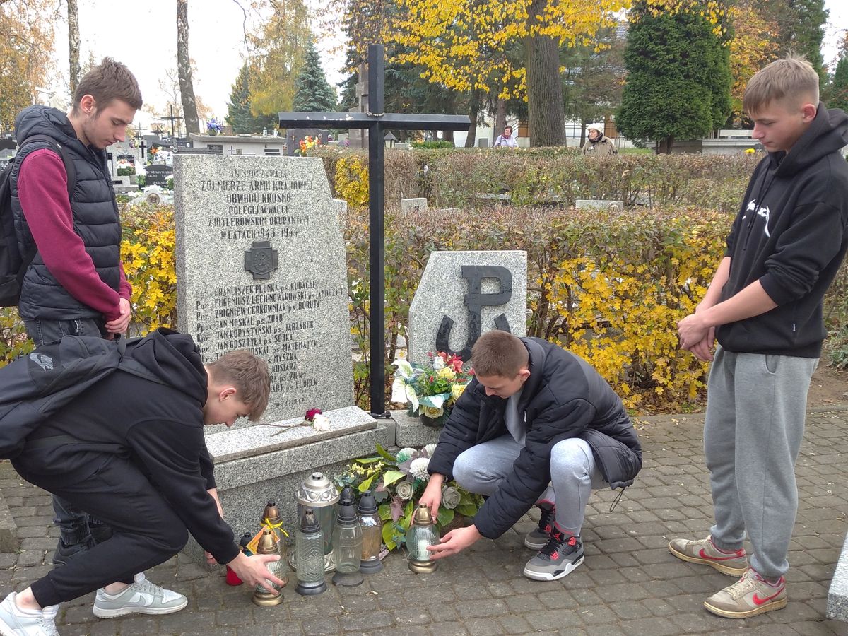 UCZESTNICY 9 9 HUFCA PRACY ODDALI HOŁD BOHATEROM 3