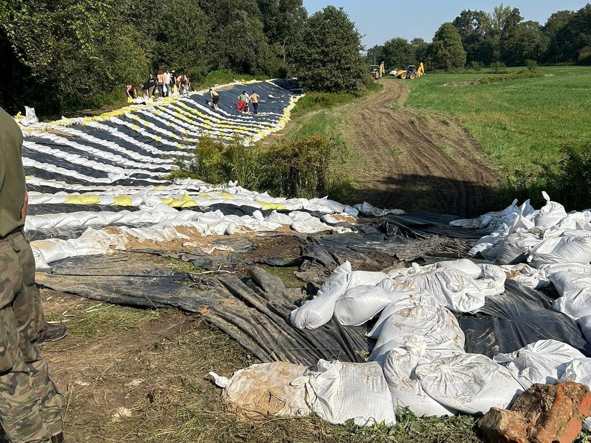 FOT. 3 WOJSKA OBRONY TERYTORIALNEJ POMOGŁY POWODZIANOM